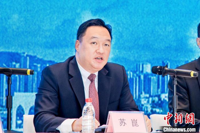 橫琴粵澳深度合作區(qū)執(zhí)委會副主任蘇崑介紹政策主要內容及落實措施?！￡P銘榮 攝