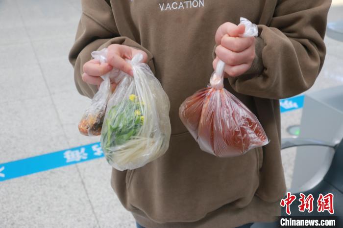 游客熱衷打包螺螄粉上動(dòng)車(chē)柳州火車(chē)站回應(yīng)