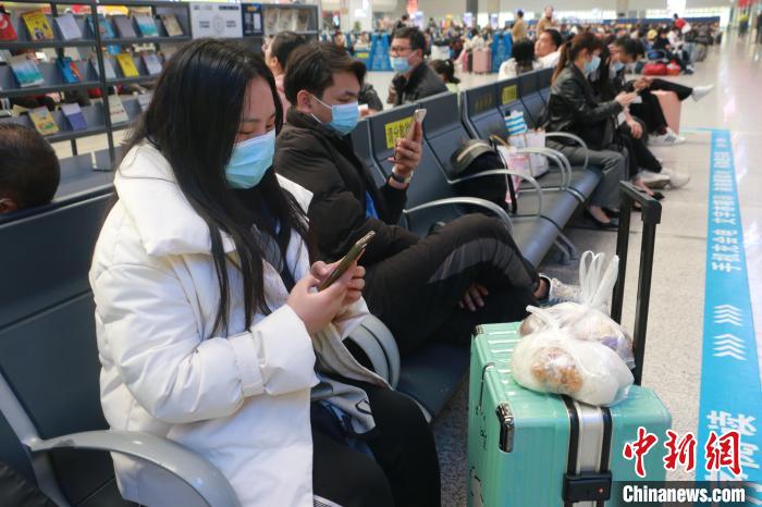 圖為游客打包螺螄粉，準(zhǔn)備帶上動(dòng)車(chē)。　林馨 攝