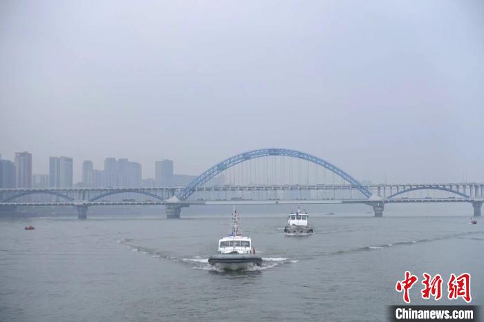 杭州多個(gè)涉水單位聯(lián)合執(zhí)法?！″X(qián)晨菲 攝