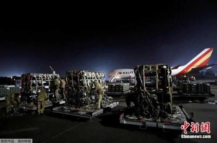 資料圖：當(dāng)?shù)貢r(shí)間2月10日，美國飛機(jī)將軍事援助物資運(yùn)抵烏克蘭基輔鮑里斯波爾國際機(jī)場(chǎng)。