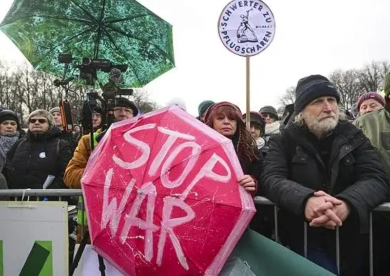 2月25日，德國柏林，數(shù)萬人聚集在勃蘭登堡門，高舉反戰(zhàn)標(biāo)語，反對(duì)向?yàn)蹩颂m提供武器。視覺中國供圖