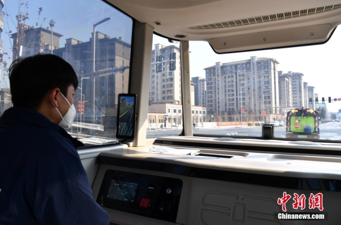 資料圖：雄安新區(qū)的智能網(wǎng)聯(lián)巴士近期正在進(jìn)行投入運(yùn)營(yíng)前的道路測(cè)試。<a target='_blank' href='/'>中新社</a>記者 韓冰 攝