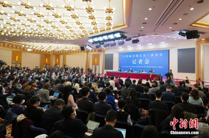 3月7日，十四屆全國人大一次會議在北京梅地亞中心多功能廳舉行記者會，外交部長秦剛就“中國外交政策和對外關(guān)系”相關(guān)問題回答中外記者提問。<a target='_blank' href='/'>中新社</a>記者 毛建軍 攝