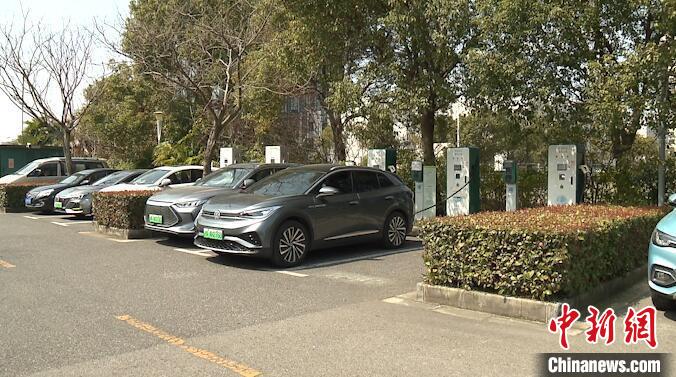 小區(qū)固定停車位上的新能源車正在充電 林鹍鵬 攝 小區(qū)固定停車位上的新能源車正在充電 林鹍鵬 攝