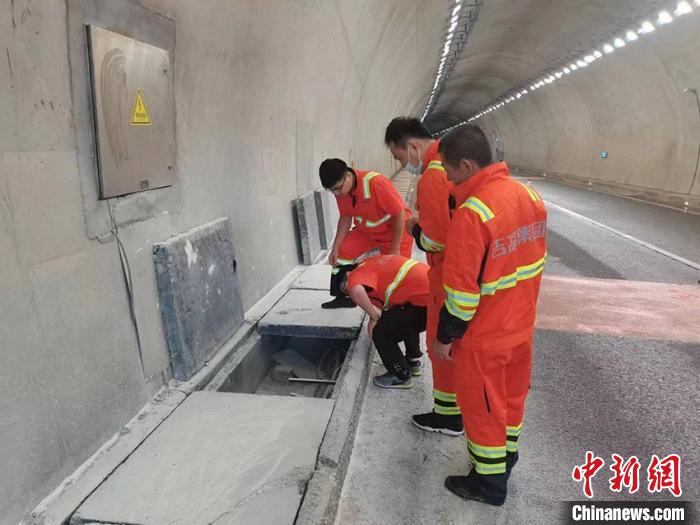 吉林高速的護路“女神”：爬橋翻欄穿隧道是“家常便飯”