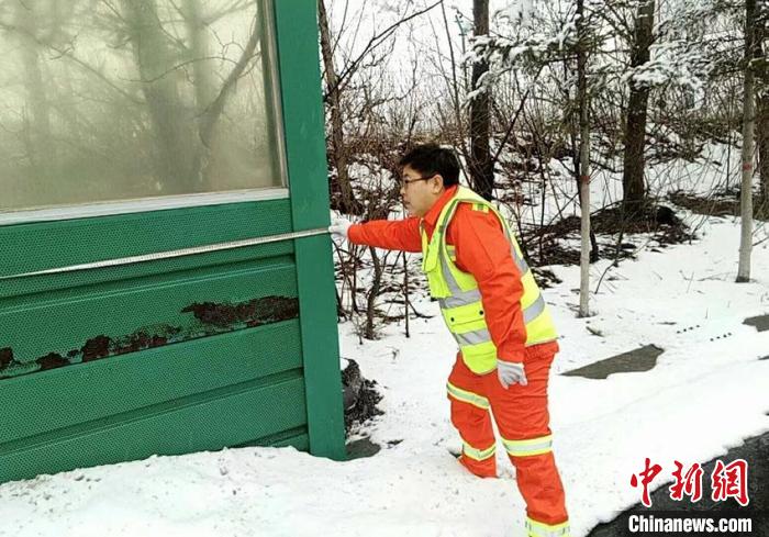 張淼正在檢查損壞聲屏障，記錄數(shù)據(jù) 吉高集團供圖