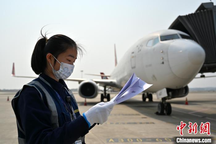 圖為咸俊核對檢修單。　俞靖 攝