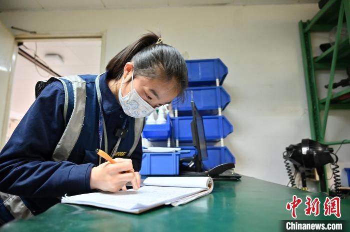 圖為咸俊填寫工具領(lǐng)取單?！∮峋?攝