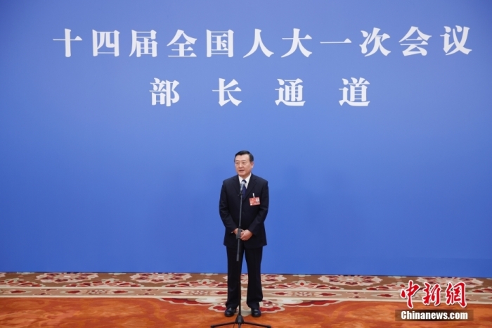 圖為住房和城鄉(xiāng)建設(shè)部部長(zhǎng)倪虹接受媒體采訪。<a target='_blank' href='/'>中新社</a>記者 韓海丹 攝