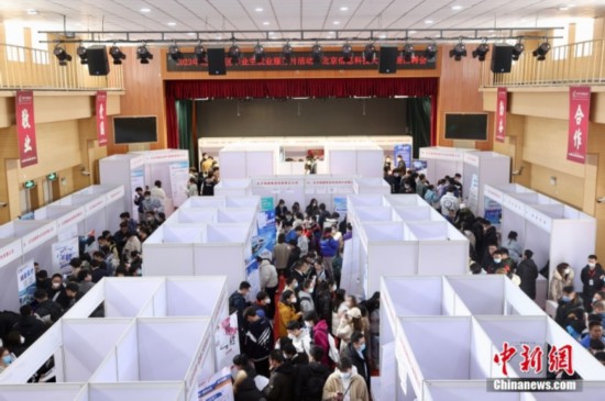 3月1日，2023年北京地區(qū)畢業(yè)生就業(yè)服務(wù)月活動(dòng)的首場(chǎng)線下招聘會(huì)在北京信息科技大學(xué)舉辦，北京能源集團(tuán)、北京城建集團(tuán)、首鋼集團(tuán)、小米集團(tuán)等75家用人單位提供崗位650個(gè)。圖為招聘會(huì)現(xiàn)場(chǎng)。<a target='_blank'  data-cke-saved-href='/' href='/'><p  align=