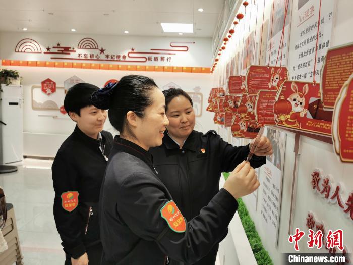 鄭州104公交線路工作人員一起重溫車隊(duì)歷史?！№n章云 攝