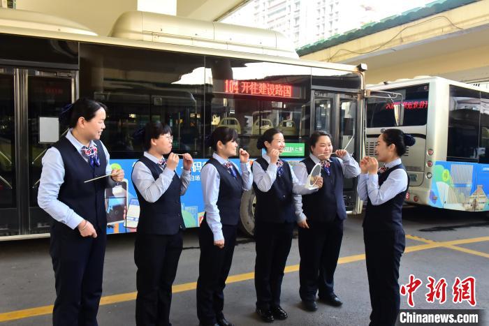 鄭州104公交線路的工作人員咬筷子練微笑。　馬勇杰 攝