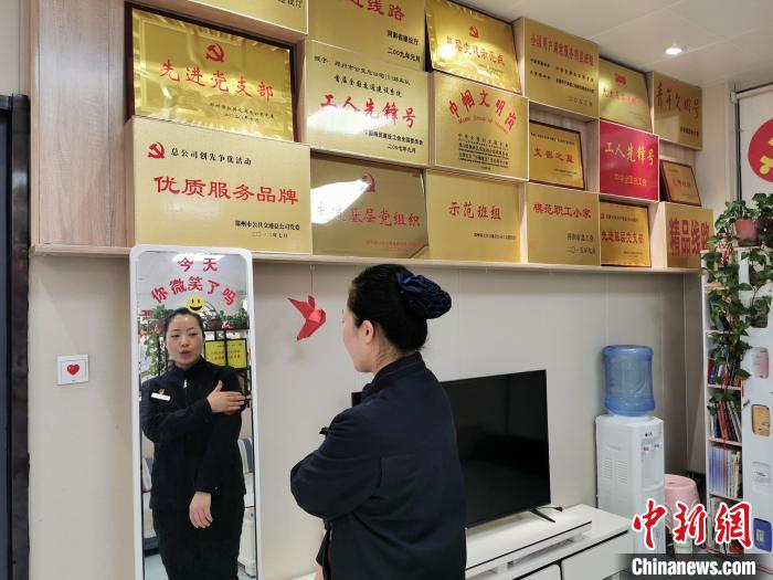 每次出車前，鄭州104路公交車駕駛員程紅巖都會(huì)認(rèn)真照鏡整理儀表?！№n章云 攝