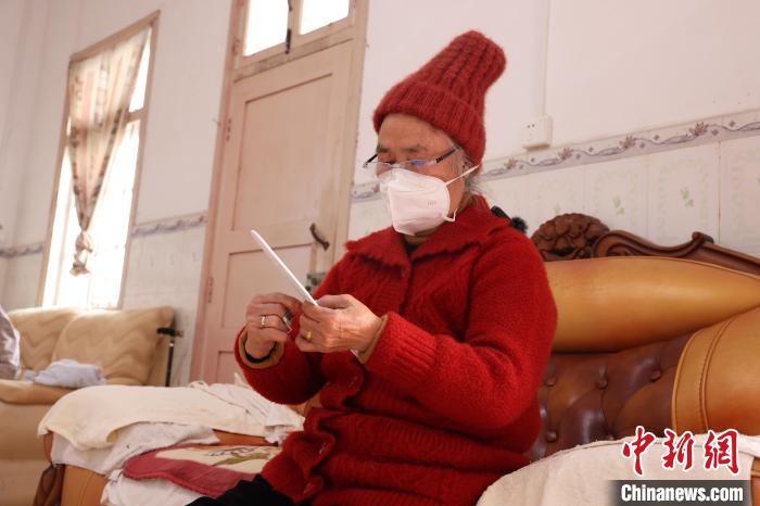 圖為羅金娥正在制作鞋墊?！∥纳竭吘彻芾碇ш牴﹫D