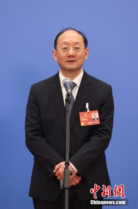 3月7日，全國政協(xié)十四屆一次會議第二場“委員通道”集體采訪活動在北京人民大會堂新聞發(fā)布廳舉行。圖為全國政協(xié)委員江利平接受媒體采訪。中新社記者 蔣啟明 攝