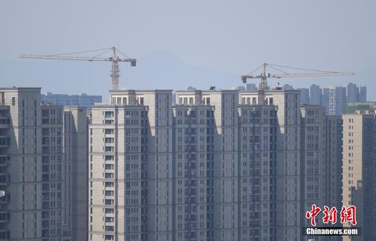 5月17日，浙江杭州城北高樓林立。杭州市房地產(chǎn)市場(chǎng)平穩(wěn)健康發(fā)展領(lǐng)導(dǎo)小組辦公室17日發(fā)布《關(guān)于進(jìn)一步促進(jìn)房地產(chǎn)市場(chǎng)平穩(wěn)健康發(fā)展的通知》，從優(yōu)化二手住房交易政策、完善稅收調(diào)節(jié)、更好滿足三孩家庭購(gòu)房需求等方面進(jìn)一步完善房地產(chǎn)市場(chǎng)調(diào)控。其中明確，符合條件的三孩家庭，在杭州本市限購(gòu)范圍內(nèi)限購(gòu)的住房套數(shù)增加1套。 <a target='_blank' href='/'>中新社</a>記者 王剛 攝