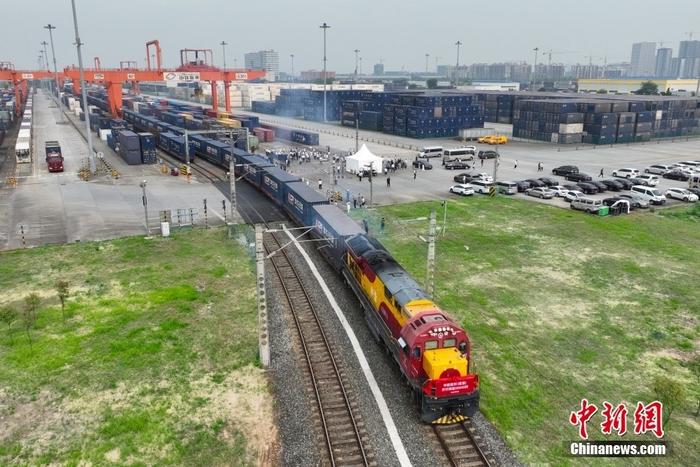 資料圖：一列滿載電子產(chǎn)品、機(jī)械零件、日用百貨等貨物的中歐班列(成渝)緩緩駛出成都國(guó)際鐵路港(無(wú)人機(jī)照片) <a target='_blank' href='/'>中新社</a>發(fā) 白桂斌 攝