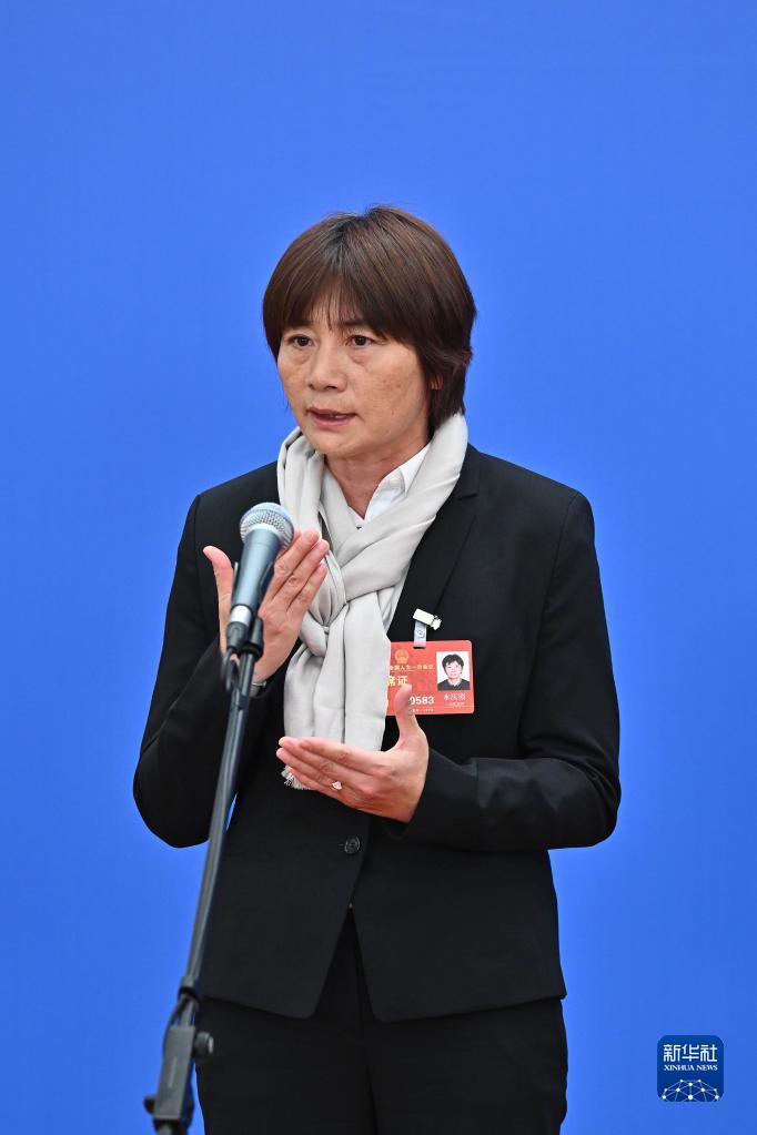 3月5日，第十四屆全國人民代表大會第一次會議舉行首場“代表通道”采訪活動。這是全國人大代表水慶霞接受媒體采訪。（圖源：新華社）