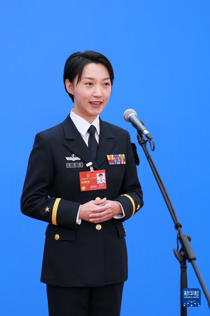 3月5日，第十四屆全國人民代表大會第一次會議舉行首場“代表通道”采訪活動。這是全國人大代表朱悅萌接受媒體采訪。（圖源：新華社）