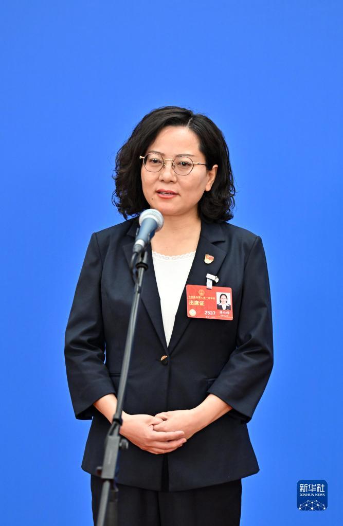 3月7日，第十四屆全國人民代表大會第一次會議舉行第二場“代表通道”采訪活動。這是全國人大代表劉小蓉接受媒體采訪。（圖源：新華社）