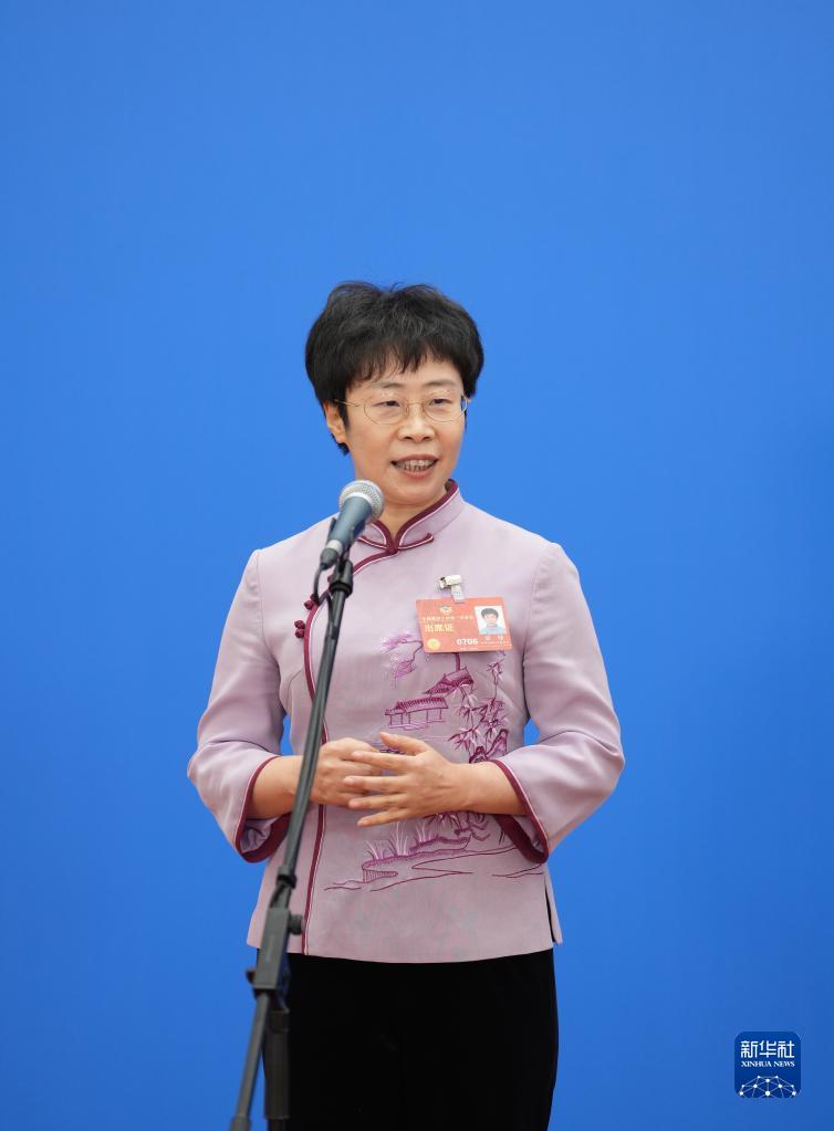 3月4日，全國政協(xié)十四屆一次會議首場“委員通道”集體采訪活動在北京人民大會堂新聞發(fā)布廳舉行。這是全國政協(xié)委員蒙曼接受媒體采訪。（圖源：新華社）