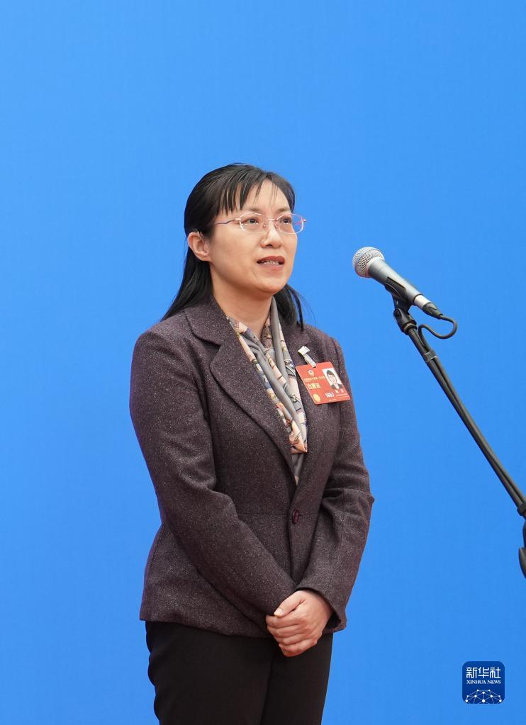 3月4日，全國政協(xié)十四屆一次會議首場“委員通道”集體采訪活動在北京人民大會堂新聞發(fā)布廳舉行。這是全國政協(xié)委員楊洋接受媒體采訪。（圖源：新華社）