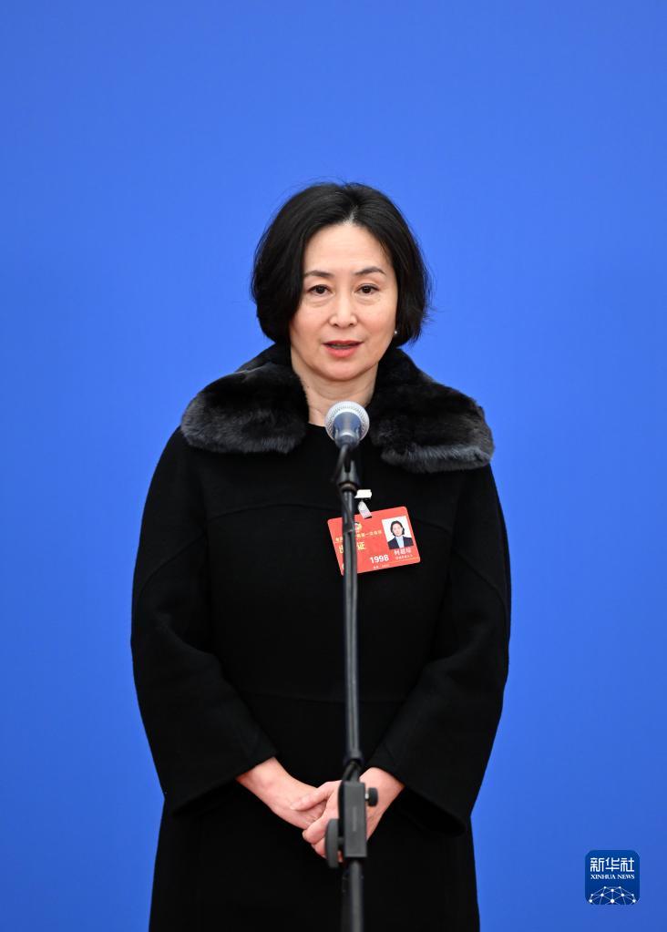 3月7日，全國政協(xié)十四屆一次會議第二場“委員通道”集體采訪活動在北京人民大會堂新聞發(fā)布廳舉行。這是全國政協(xié)委員何超瓊接受媒體采訪。（圖源：新華社）