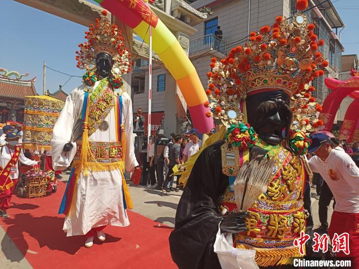 現(xiàn)場舉行盛大的龍藝陣、獅陣、鼓樂陣等踩街活動?！×握涿?攝