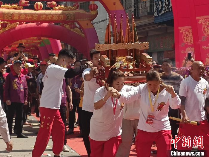 現(xiàn)場舉行盛大的龍藝陣、獅陣、鼓樂陣等踩街活動?！×握涿?攝