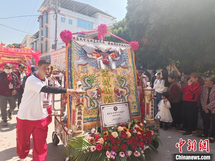 現(xiàn)場舉行盛大的龍藝陣、獅陣、鼓樂陣等踩街活動?！×握涿?攝