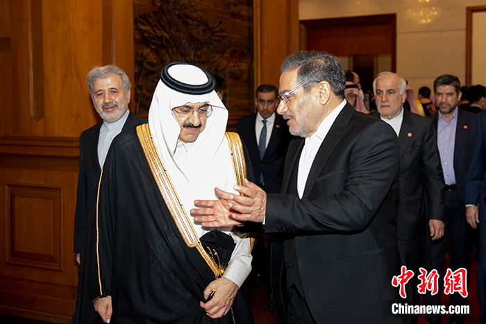 圖為沙特國務大臣兼國家安全顧問艾班（左）與伊朗最高國家安全委員會秘書沙姆哈尼（右）在閉幕式后交流。 中新社記者 田雨昊 攝