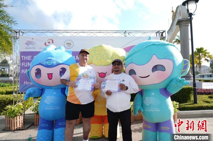 參賽選手與杭州亞運會吉祥物合影?！『贾輥喗M委供圖