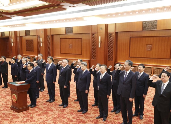 國(guó)務(wù)院各部部長(zhǎng)、各委員會(huì)主任、中國(guó)人民銀行行長(zhǎng)、審計(jì)長(zhǎng)進(jìn)行憲法宣