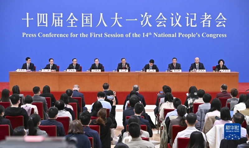 3月13日，十四屆全國人大一次會議在北京人民大會堂舉行記者會，國務(wù)院總理李強(qiáng)應(yīng)大會發(fā)言人王超的邀請出席記者會，并回答中外記者提問。國務(wù)院副總理丁薛祥、何立峰、張國清、劉國中參加。新華社記者 李鑫 攝