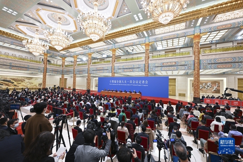 3月13日，十四屆全國人大一次會議在北京人民大會堂舉行記者會，國務(wù)院總理李強(qiáng)應(yīng)大會發(fā)言人王超的邀請出席記者會，并回答中外記者提問。國務(wù)院副總理丁薛祥、何立峰、張國清、劉國中參加。新華社記者 岳月偉 攝