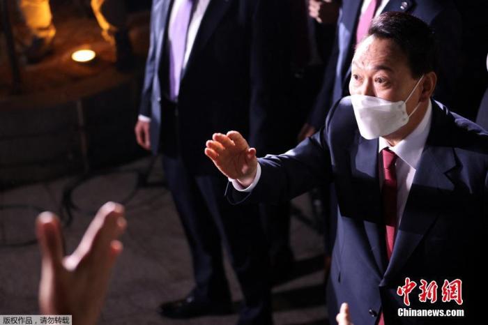 當(dāng)?shù)貢r(shí)間3月10日，韓國(guó)中央選舉管理委員會(huì)發(fā)布的數(shù)據(jù)顯示，韓國(guó)最大在野黨國(guó)民力量黨候選人尹錫悅在第20屆總統(tǒng)選舉中獲勝，當(dāng)選新一任總統(tǒng)。圖為尹錫悅與支持者一同慶祝。