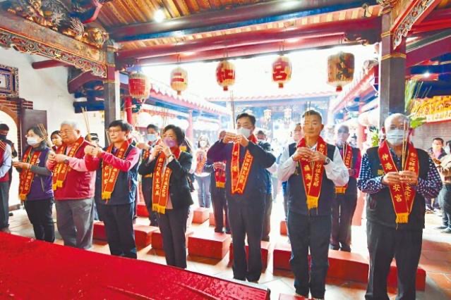 彰化縣長王惠美及縣內(nèi)共13媽祖廟的主委，14日齊聚在爐主宮廟二林仁和宮，擲筊請示舉辦“2023年彰化縣媽祖祈福文化節(jié)”的吉日。（圖源：臺(tái)灣“中時(shí)新聞網(wǎng)”）