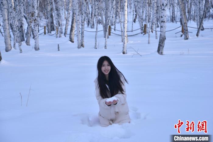 圖為臺灣青年謝學婷在呼倫貝爾(資料圖)?！羌椅?攝