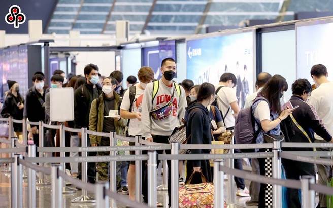 臺當局交通主管部門宣布今年3月31日起向每位轉(zhuǎn)機過境旅客收取500元新臺幣“轉(zhuǎn)機過境設施使用費”。（圖源：臺灣“中時新聞網(wǎng)”）