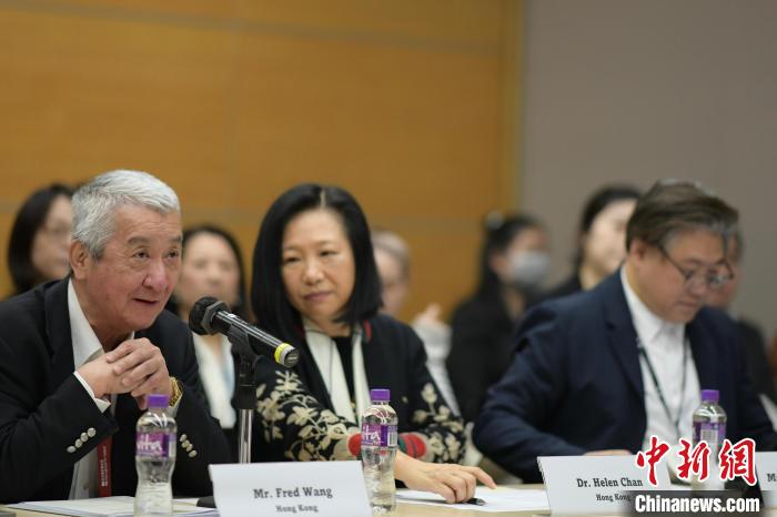 香港沙龍電影公司主席、亞洲內(nèi)容產(chǎn)業(yè)峰會主席汪長禹(左)致辭 曹多然 攝