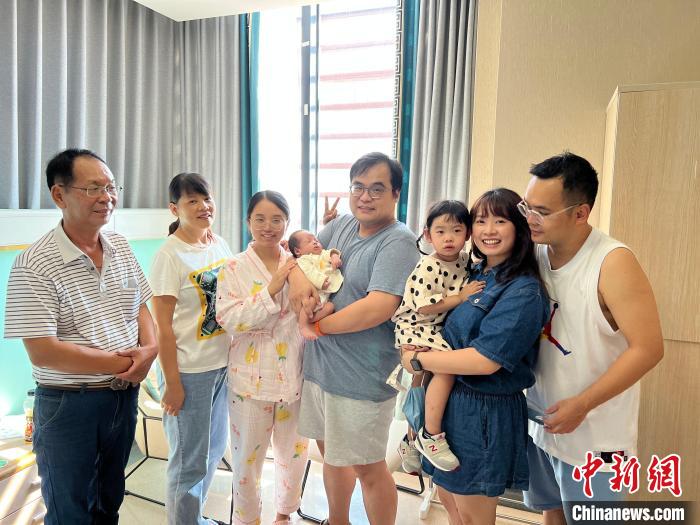 謝家父子與家人合影(左一謝慶茂、左四謝東穎) 受訪者 供圖