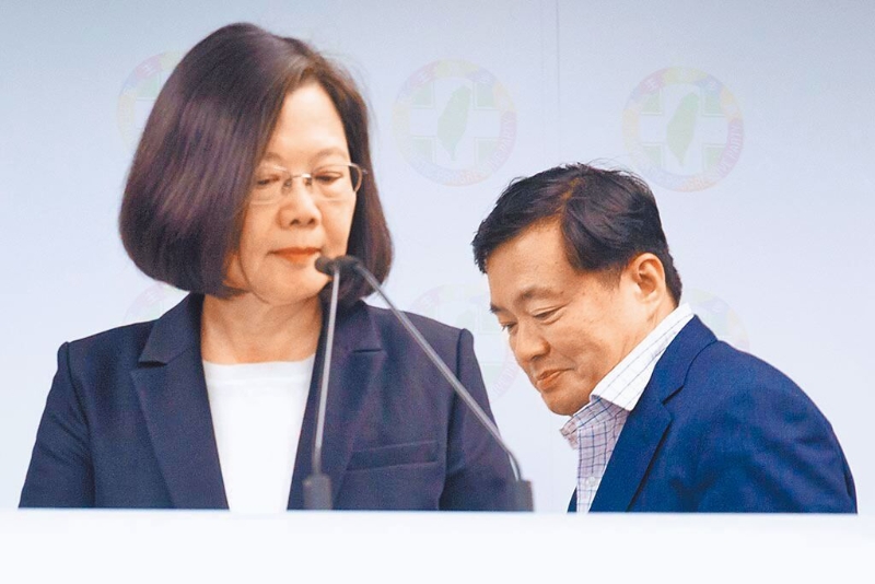 臺灣地區(qū)領(lǐng)導(dǎo)人蔡英文(左)與前民進黨秘書長洪耀福(右)。（圖源：臺灣“中時新聞網(wǎng)”）