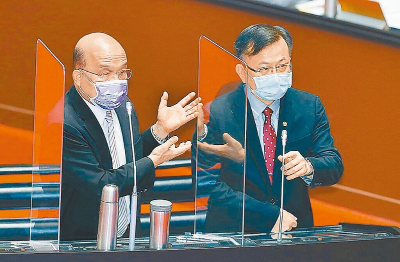 臺當(dāng)局前行政機構(gòu)負責(zé)人蘇貞昌（左）與臺當(dāng)局“通訊傳播委員會”負責(zé)人陳耀祥（右）。（圖源：臺灣“中時新聞網(wǎng)”）