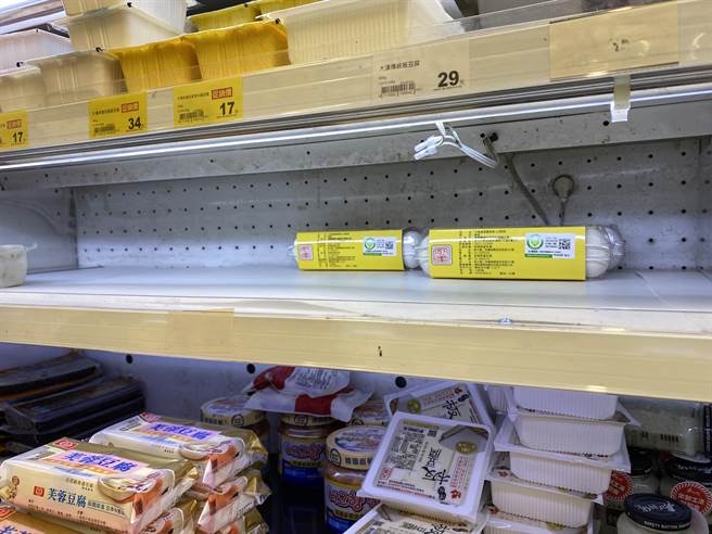 臺(tái)灣某連鎖超市一早架上雞蛋僅剩少少2盒。（圖源：臺(tái)灣“中時(shí)新聞網(wǎng)”）