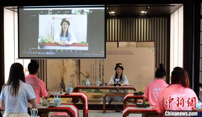 余紀萱(中)參加全國臺聯(lián)臺胞青年千人夏令營茶文化研習營 受訪者供圖