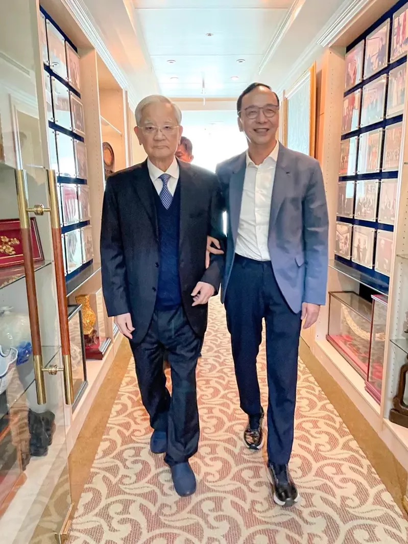 國(guó)民黨主席朱立倫（右）與國(guó)民黨前主席連戰(zhàn)（左）。（圖源：臺(tái)灣《聯(lián)合報(bào)》）