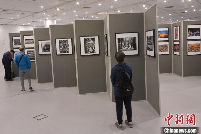 參觀者觀賞攝影聯(lián)展?！￡愑乐Z 攝