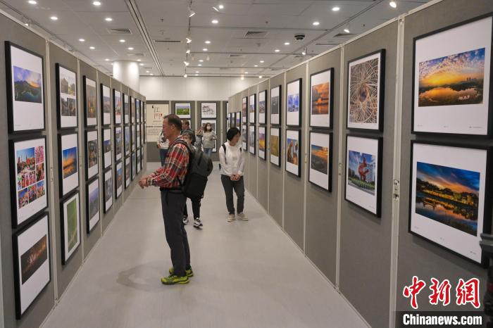 參觀者觀賞攝影聯(lián)展作品?！￡愑乐Z 攝