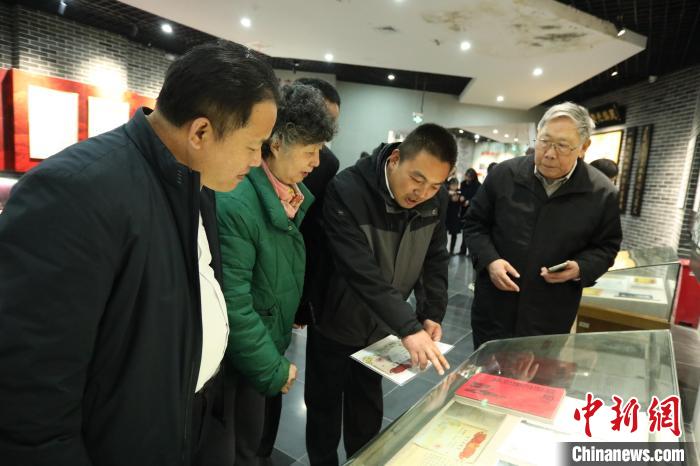 參加活動(dòng)人員參觀魯南人民抗日武裝起義紀(jì)念館?！≤囄募?攝